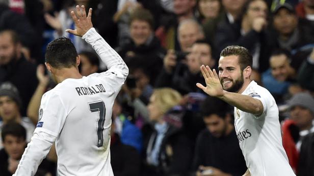 Cristiano Ronaldo und ein weiterer Fußballspieler winken dem Publikum zu.