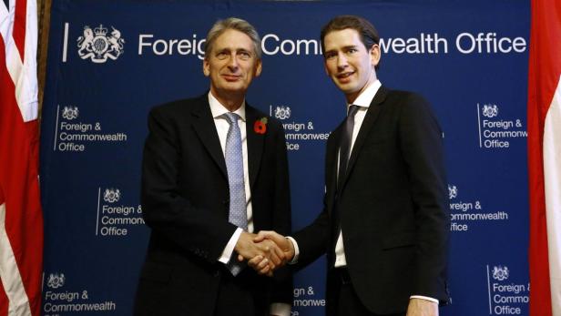 Heikle Verhandlungen mit Großbritanniens Außenminister Hammond: Kurz in London