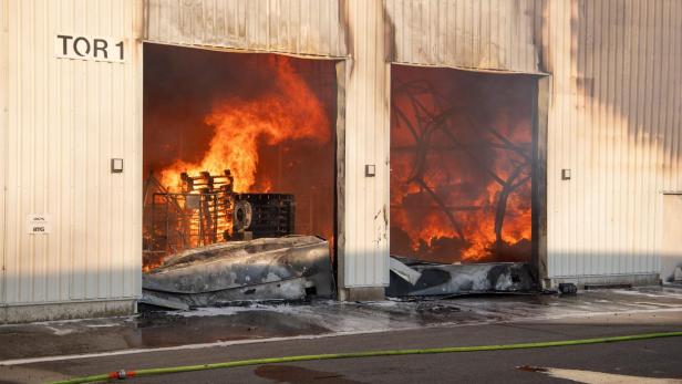 NÖ: Einsturzgefahr in Lagerhalle nach Großbrand