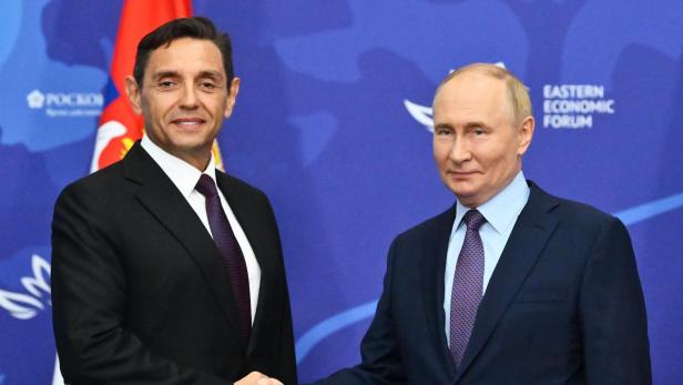 Vladimir Putin und Aleksandar Vulin beim Handshake