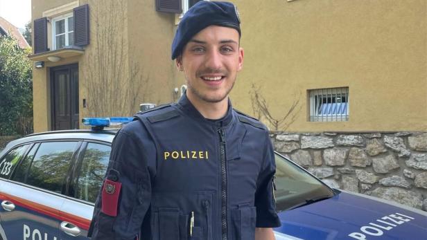 Polizeischüler vor Auto