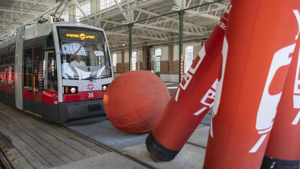 Straßenbahn der Type ULF beim Bim-Bowling