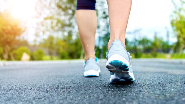 Frau in Laufschuhen auf Asphalt.