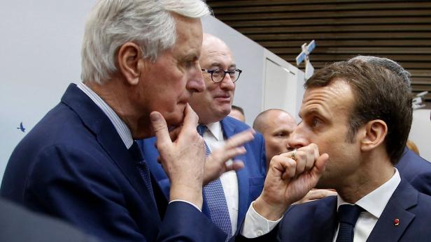 Emmanuel Macron und Michel Barnier (l.) in Paris am 23. Februar 2019.