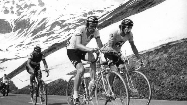 Sommer 1975: Rudolf Mitteregger und Wolfgang Steinmayr (rechts) führen Schulter an Schulter  auf der Glockner-Etappe das Feld an