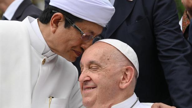 Imam küsst Papst Franziskus auf die Stirn.