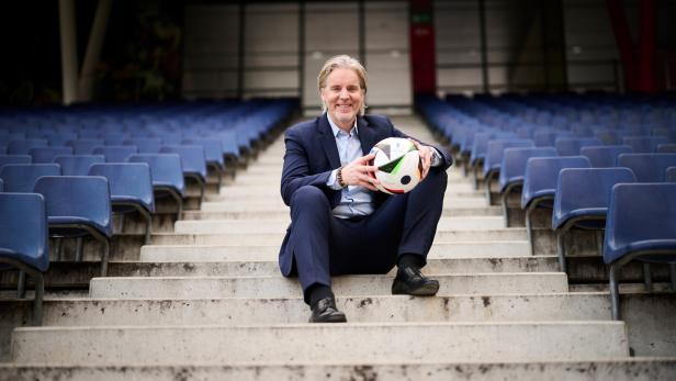 Jan Age Fjörtoft hält auf den Stufen der Tribüne einen Ball.