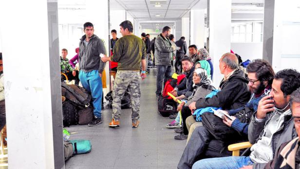 Im KURIER-Haus in der Lindengasse warten viele Flüchtlinge auf die Registrierung zum Asylverfahren.