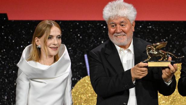 Kult-Regisseur Pedro Almodóvar erhielt von Isabelle Huppert den Goldenen Löwen