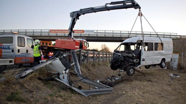 NÖ: Eine Tote und acht Verletzte bei Unfall auf der A2