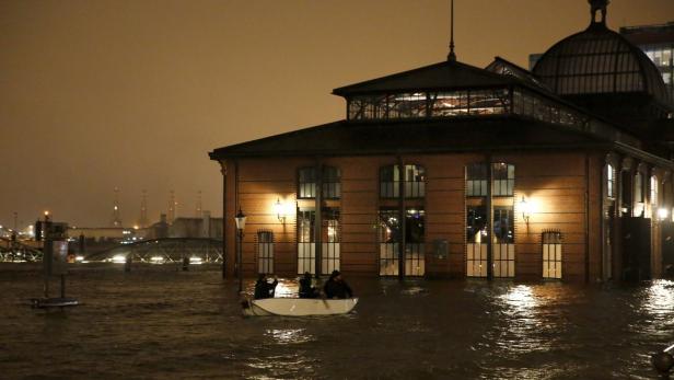 Der Fischmarkt ist überflutet: Der Scheitel einer der schwersten Sturmfluten der vergangenen Jahrzehnte hat am frühen Freitagmorgen Hamburg erreicht.