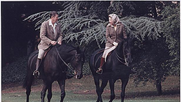 US-Präsident Ronald Reagan (1911 - 2004) und Elizabeth II. (1926 - 2022) im Jahr 1982