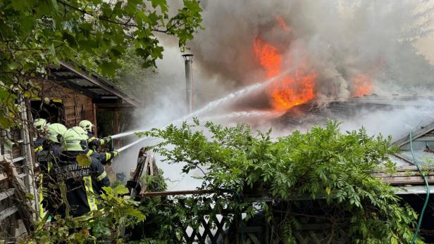 Explosionen, Rauchschwaden: Großbrand in NÖ fordert Feuerwehren