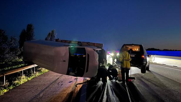 Kurioser Unfall in NÖ: Auto stürzte auf Leitplanke und blieb liegen