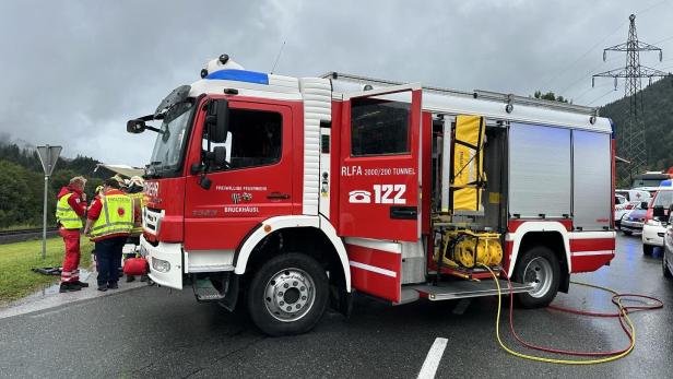 Crash zwischen Pkw und Lkw forderte sieben Verletzte in Tirol