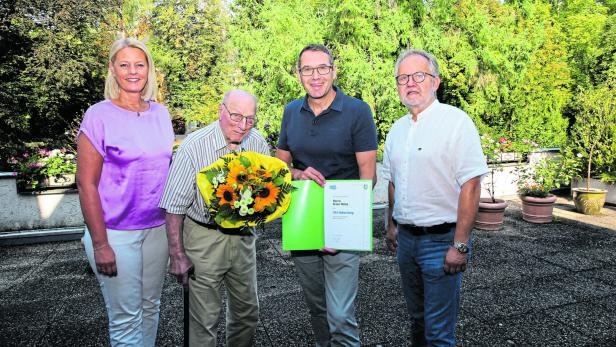 Steyrs SPÖ-Chefin Katrin Auer, Jubilar Franz Weiss, Bürgermeister Markus Vogl und Vizebürgermeister Michael Schodermayr (v.l.)