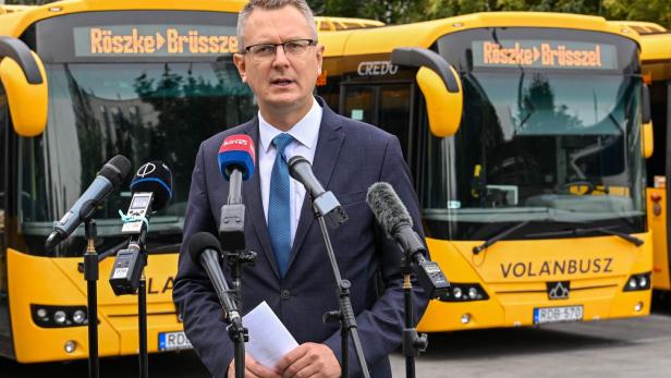 Ungarns Vize-Innenminister Bence Retvari stellt die Pläne vor, künftig Migranten mit Reisebussen gratis nach Brüssel bringen zu wollen.