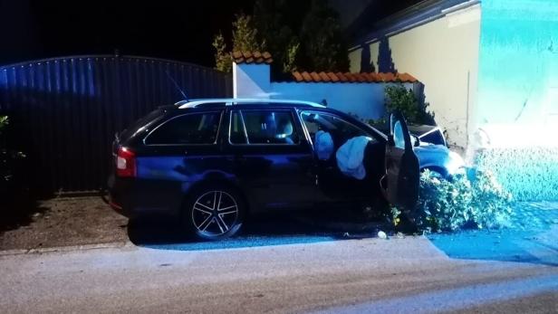 Auto kam in NÖ von Straße ab und krachte in ein Haus