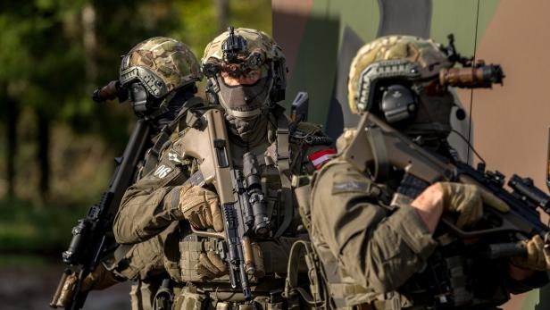 Soldaten in Tarnkleidung bei Übung