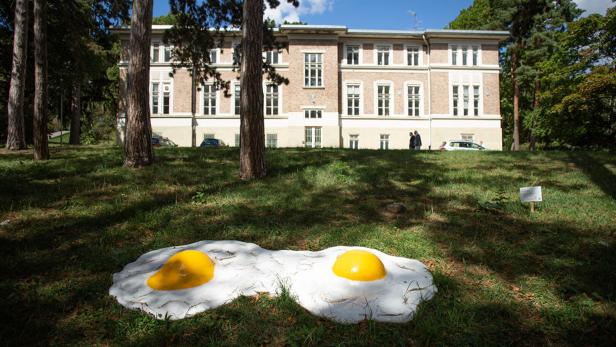 Skulpturenkunst, aufgetischt im Otto Wagner Areal: Gert Resingers Skulptur über Beziehungsvorstellungen: „Sunny Side Up (Couple Goals)“ im ehemaligen Spitalsgebiet auf der Baumgartner Höhe