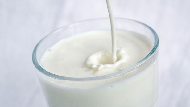 Zuckergehalt bei Milch liegt bei 4,8 Gramm pro 100 Milliliter