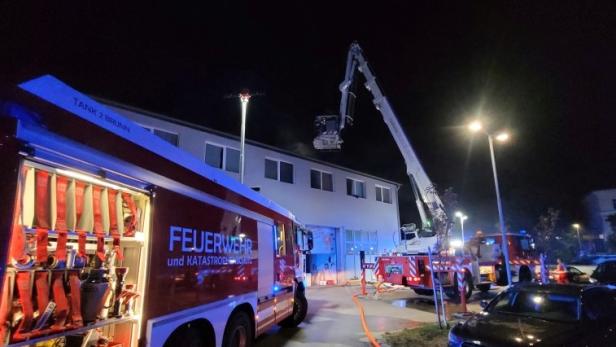 Feuerwehr rettete Bewohner aus brennendem Haus in Brunn am Gebirge