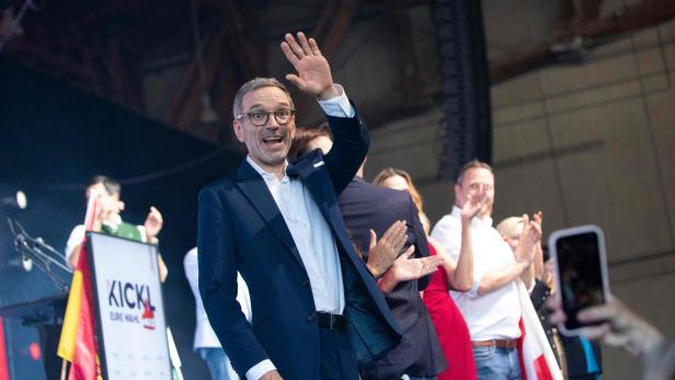 Fröhlicher Kickl am Kinderspielplatz: Hier wippt der FPÖ-Chef