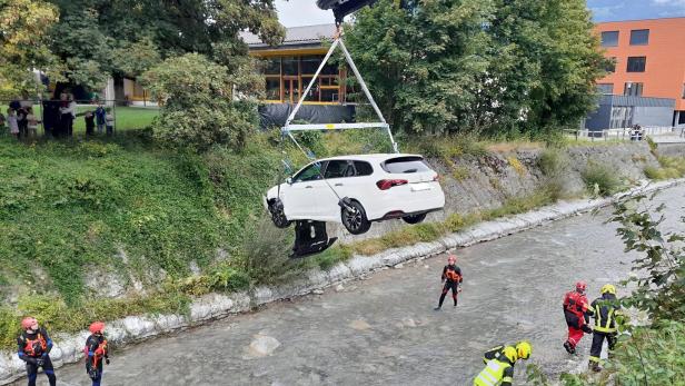 Handbremse vergessen: Pkw stürzte in Vorarlberg in einen Fluss ab