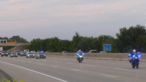 Schwer geschützter Konvoi auf der A2