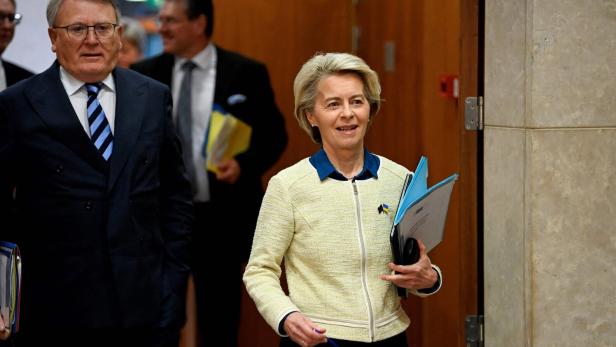 Abgeschoben, zum Ärger der Sozialdemokraten, der Luxemburger Nicolas Schmit mit Von der Leyen