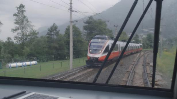 Zug auf Schienen unterwegs