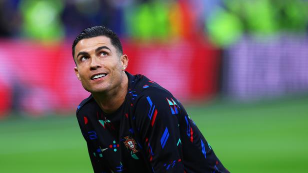 Cristiano Ronaldo schaut in die Luft. Im Hintergrund sieht man blablab