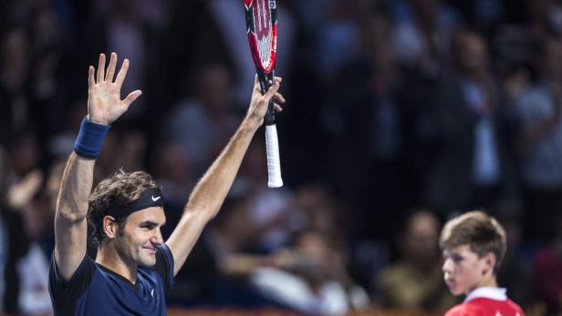 Roger Federer jubelt mit erhobenen Armen und Tennisschläger in der Hand.