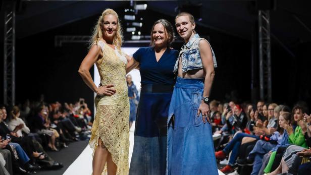 Lilian Klebow und Model Bogdan mit Designerin Maria Fürnkranz-Fielhauer