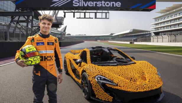 Der McLaren P1 aus LEGO fährt - und Lando Norris sitzt am Steuer