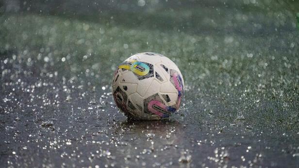 Das Wetter macht dem Fußball einen Strich durch die Rechnung