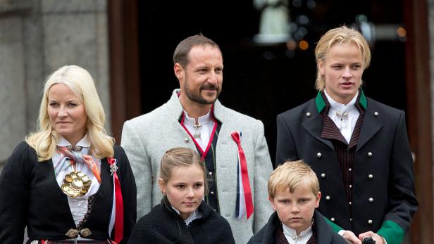 Mette-Marit, Haakon, Ingrid Alexandra, Sverre Magnus und Marius (2015)