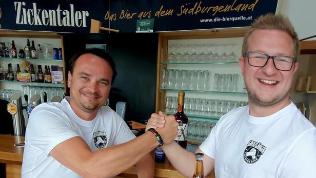 Braumeister Patrick Krammer (li.) und Stefan Wiener können mit ihrem „Grenzgänger“ Bier- und Weinfans begeistern.