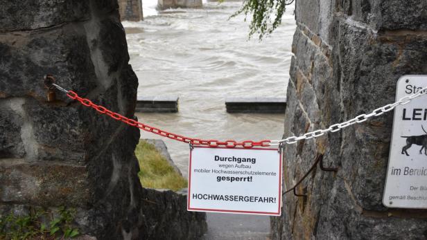 Absperrung wegen Hochwasser 