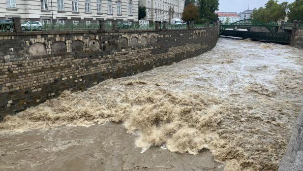 "Land unter" in Wien: Wienfluss rauscht "unentschärft" durch die Stadt