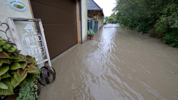 Hochwasser vor Häusern