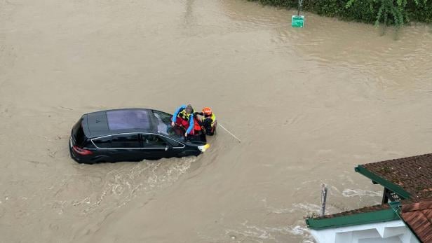 Auto im Hochwasser überschwemmt: Was man jetzt tun sollte