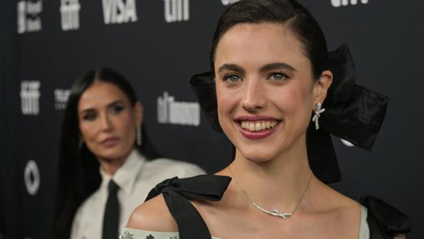 Margaret Qualley und Demi Moore