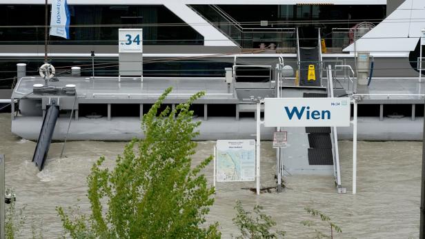 Passagiere eines Kreuzfahrtschiffs hängen in Wien fest