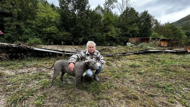 Andrea Merz mit Therapiehund Ferdinand am verwüsteten &quot;Tierlebenshof&quot;