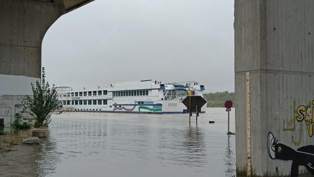 Auf der Donau gefangen: Passagiere sitzen auf Kreuzfahrtschiffen fest