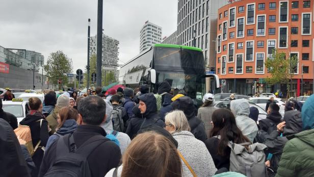 Raus aus der Stadt: Turbulente Szenen am Wiener Hauptbahnhof