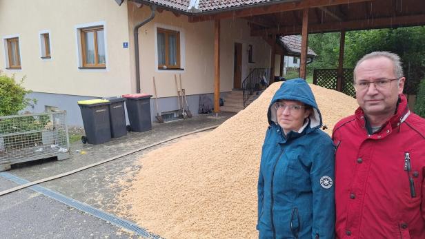 Edith und Bernhard Rameis konnten mit Hilfe der Feuerwehr feuchte Pellets rechtzeitig aus dem Keller schaffen