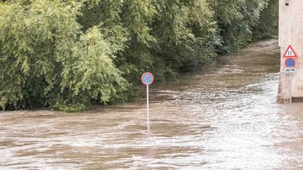 Verkehrsschild im Hochwasser