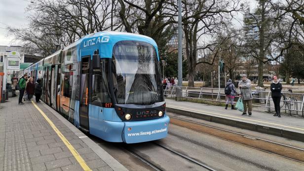 Frau geriet in OÖ mit Fahrrad unter die Straßenbahn: 69-Jährige starb